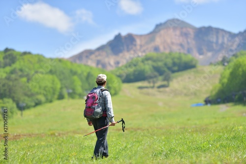 初夏のトレッキング・高原を歩くハイカー © godfather