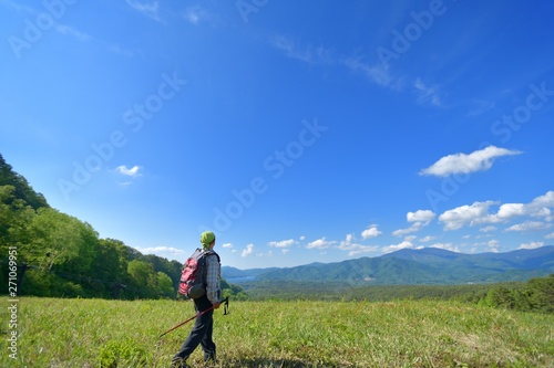 初夏のトレッキング・高原を歩くハイカー © godfather