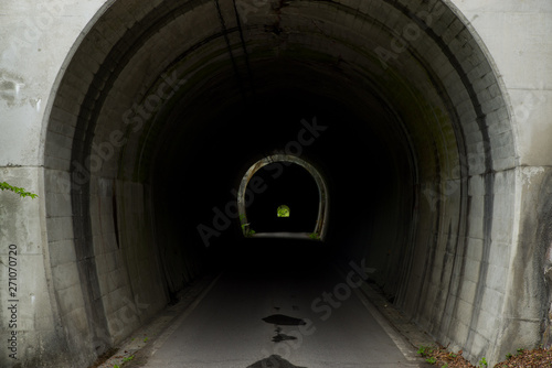 連なったトンネル