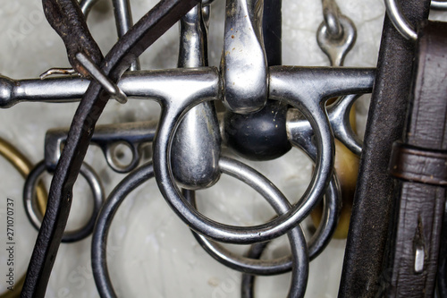 Trenchless metal tips with long hooks and close-up rings