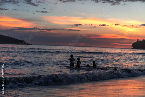 Kinder spielen am Strand beim Sonnenuntergang in Panama