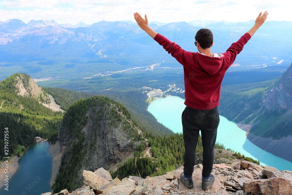 Homme au sommet du lac Louise Homme au sommet du lac Louise