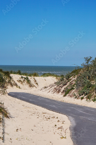 Dünenstraße mit blick aufs Meer