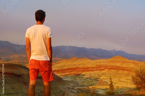 Homme devant des dunes colorées © Alicia