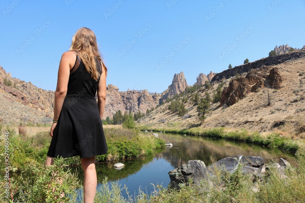 Femme en robe devant un lac de nénuphares