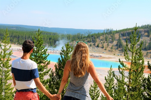 Couple devant un lac arc en ciel
