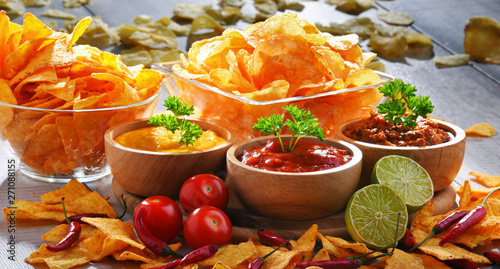 Bilde på lerret Composition with bowl of potato chips.