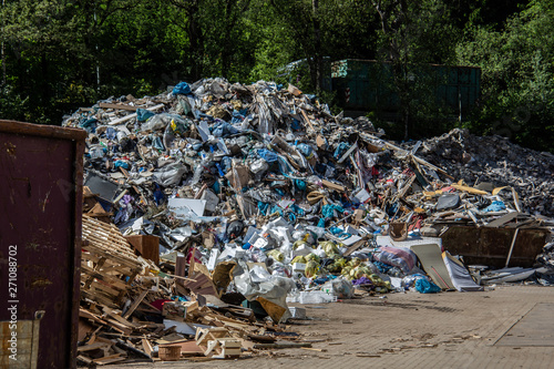 großer Berg mit Abfällen zum Recycling