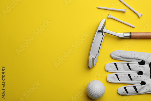Fototapeta Zestaw sprzętu golfowego na kolor tła, płaskie świeckich. Miejsce na tekst
