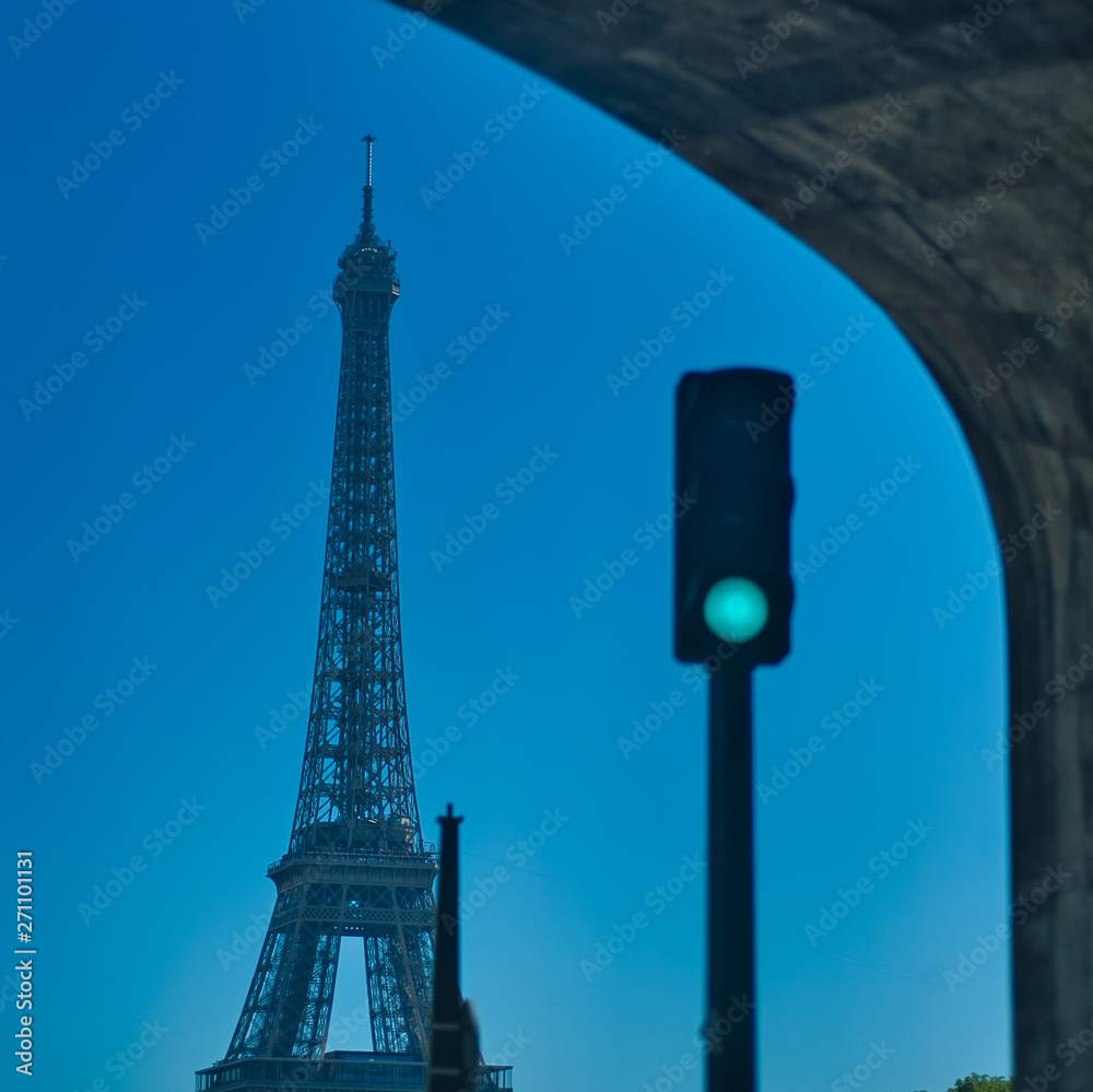 Obraz premium Eiffel Tower and green traffic light below bridge, Paris, France