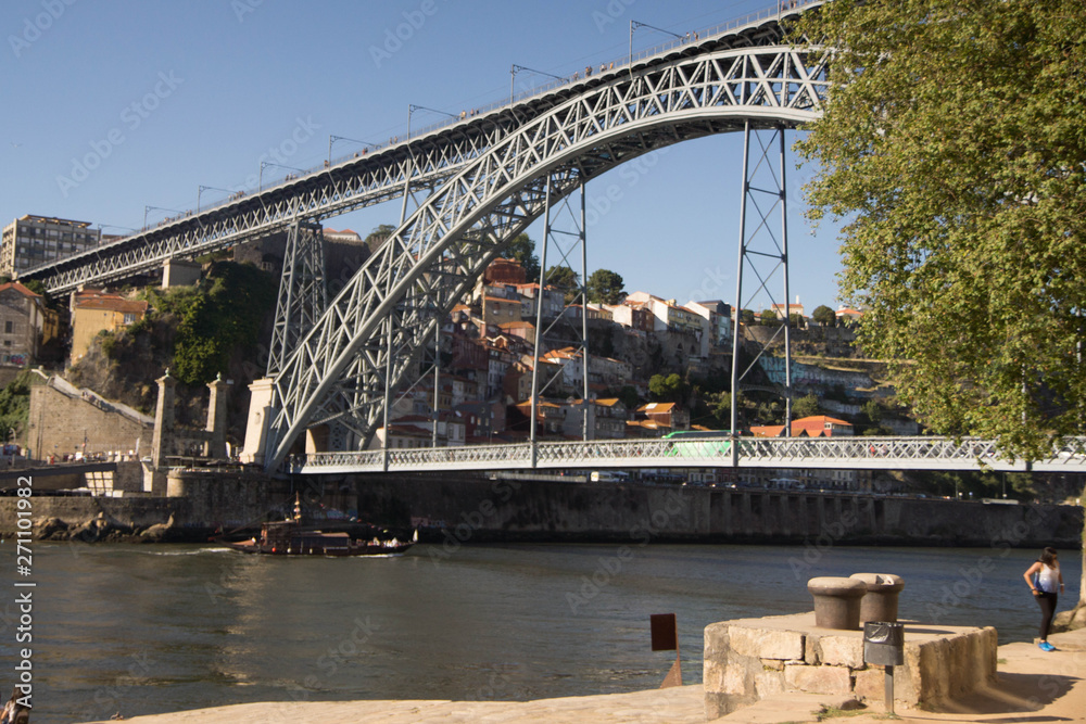 Naklejka premium Widok Porto z Nova de Gaia po drugiej stronie Douro