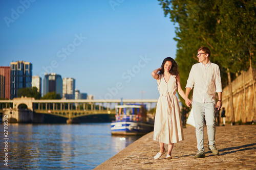 Happy romantic couple in Paris, near the river Seine © Ekaterina Pokrovsky