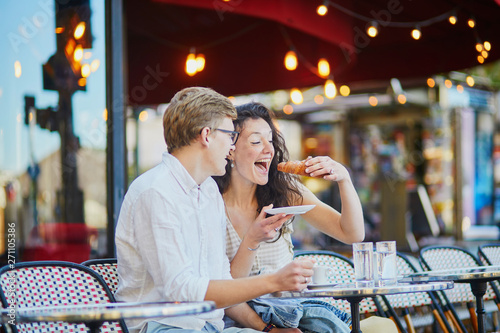 Canvas Print Happy romantic couple in Paris, drinking coffee