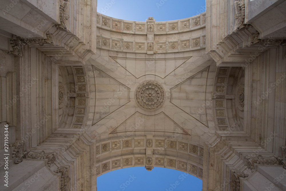Plafond de l'arc de triomphe de la place du commerce à Lisbonne au Portugal