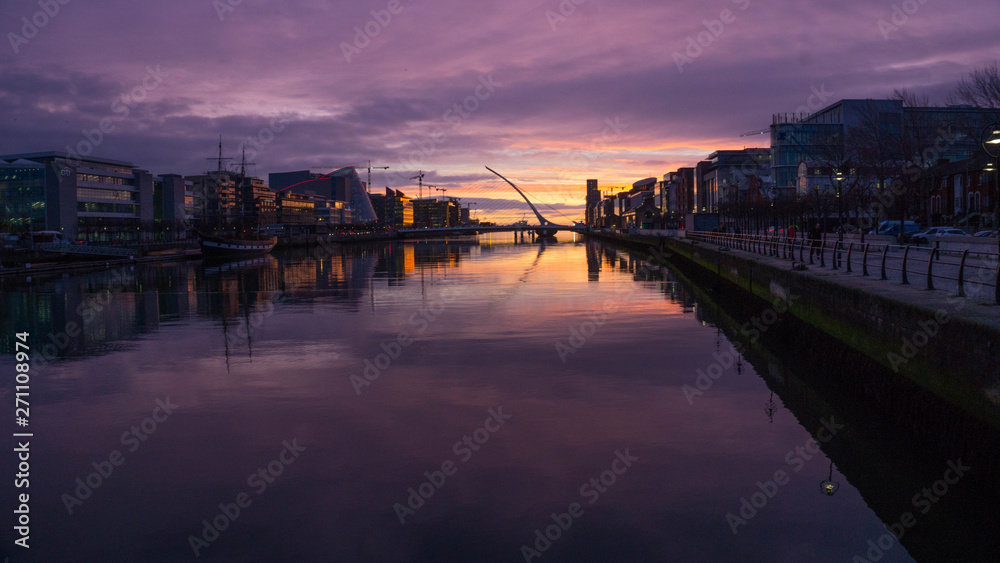 Obraz premium rzeka dublin o świcie