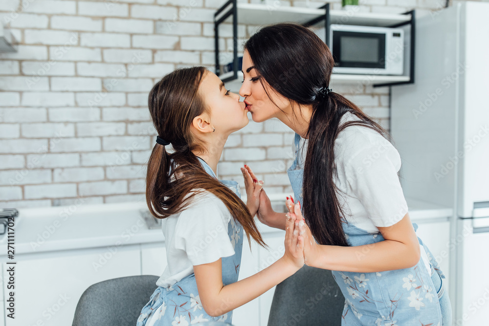 Hot Chicks Kiss