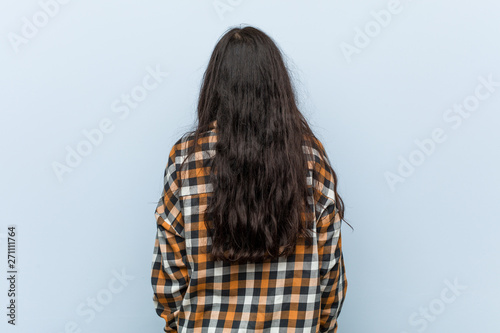 Canvas Print Young cool indian woman from behind, looking back.