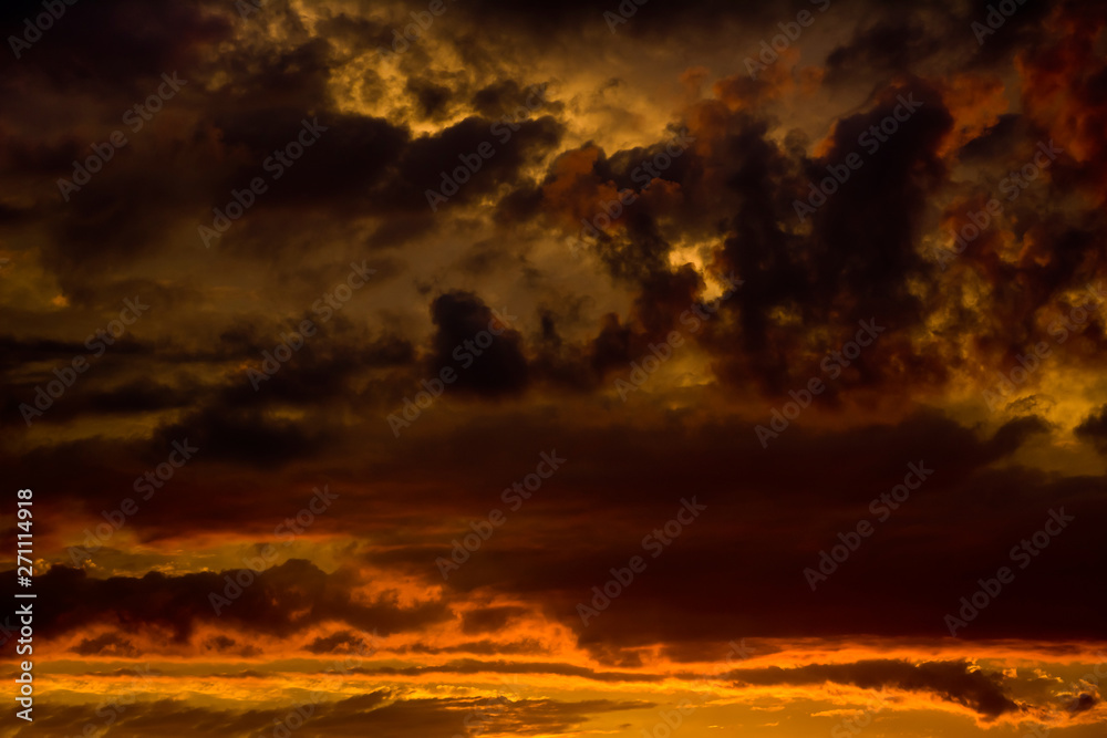 Fototapeta premium Dramatic sky with clouds before the storm