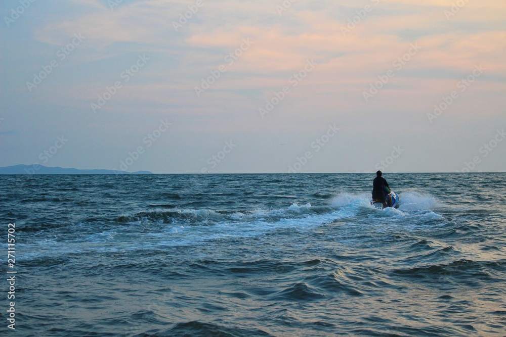 Obraz premium Tourists are driving the boat in the turquoise sea in the morning