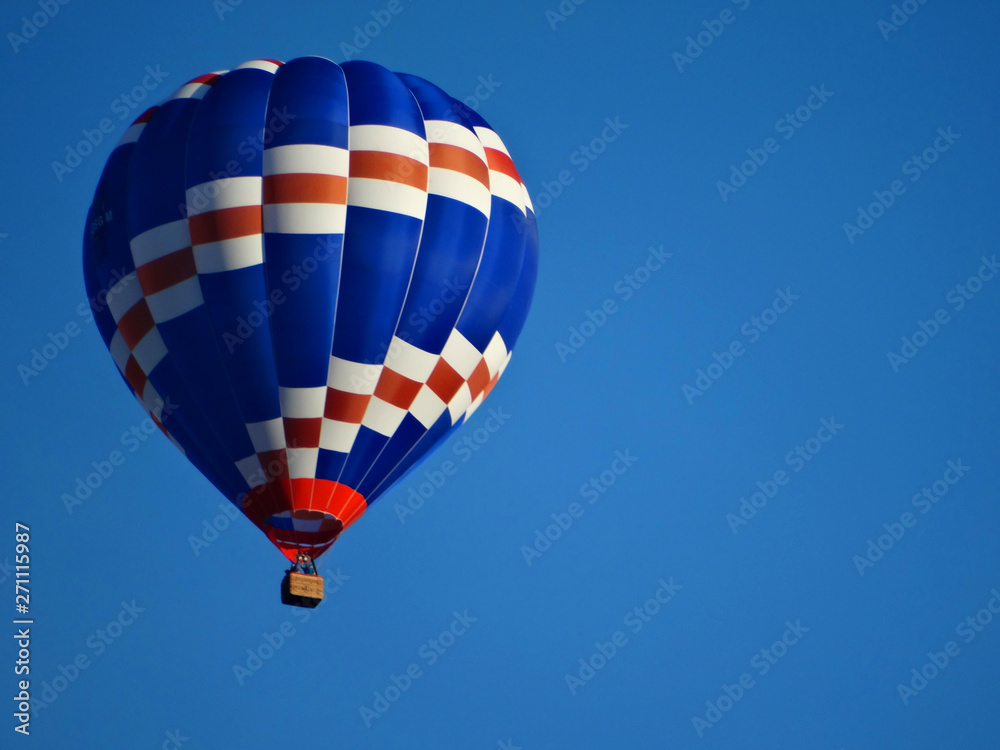 Fototapeta premium Heißluftballon am Himmel