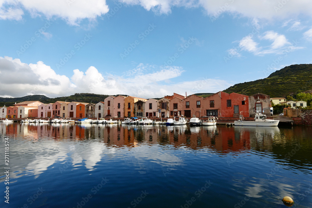 Sardinien Bosa Häuser und Boote am Hafen