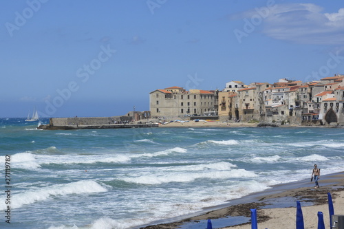 Vagues sur Cefalù