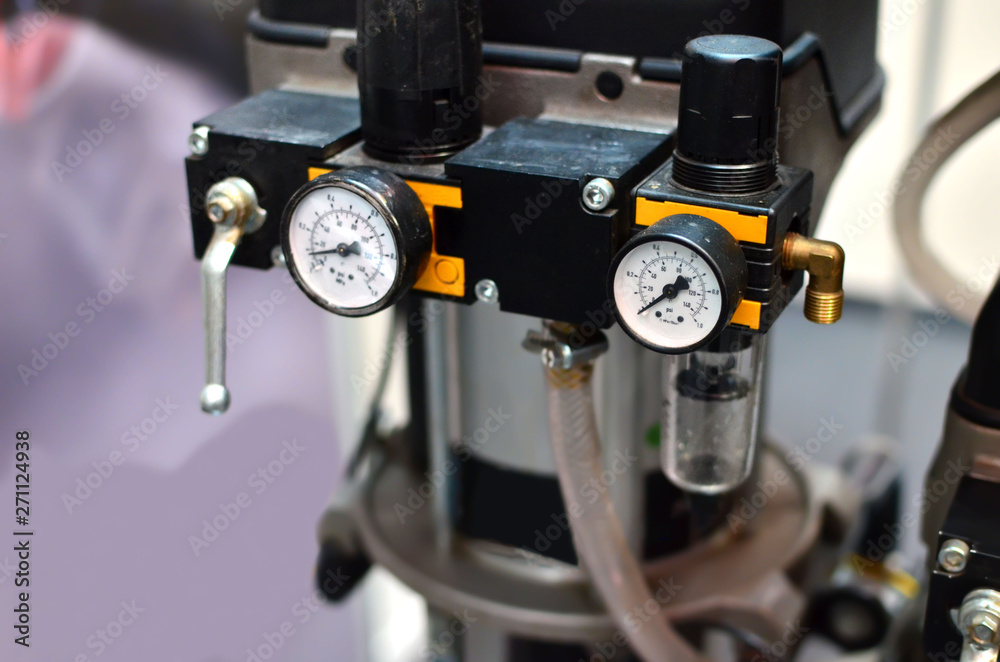 Sensors for measuring air pressure in the background of a high-pressure piston pump Sensors for measuring air pressure in the background of a high-pressure piston pump