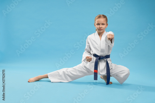 dziewczynka-w-pozycji-karate