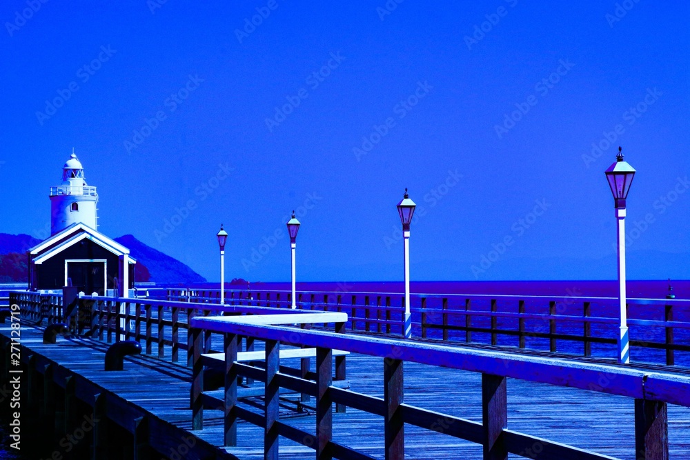 青空と桟橋のみえる風景