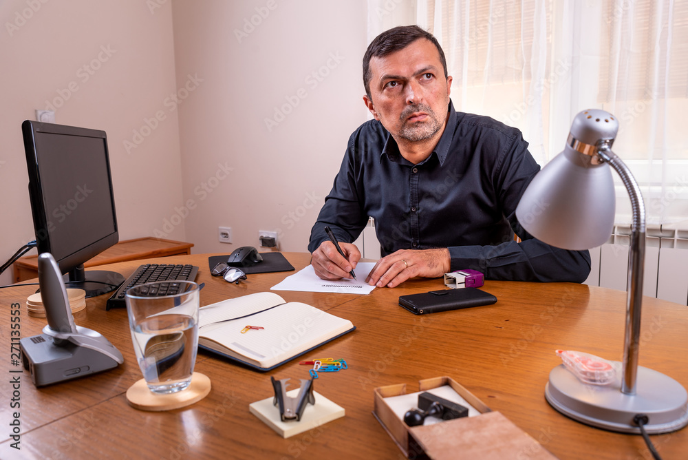 A man in a black shirt fills out the questionnaire