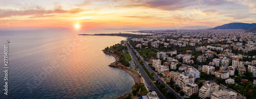 Luftaufnahme der südlichen Riviera von Athen in Griechenland mit Stränden und Restaurants bei Sonnenuntergang