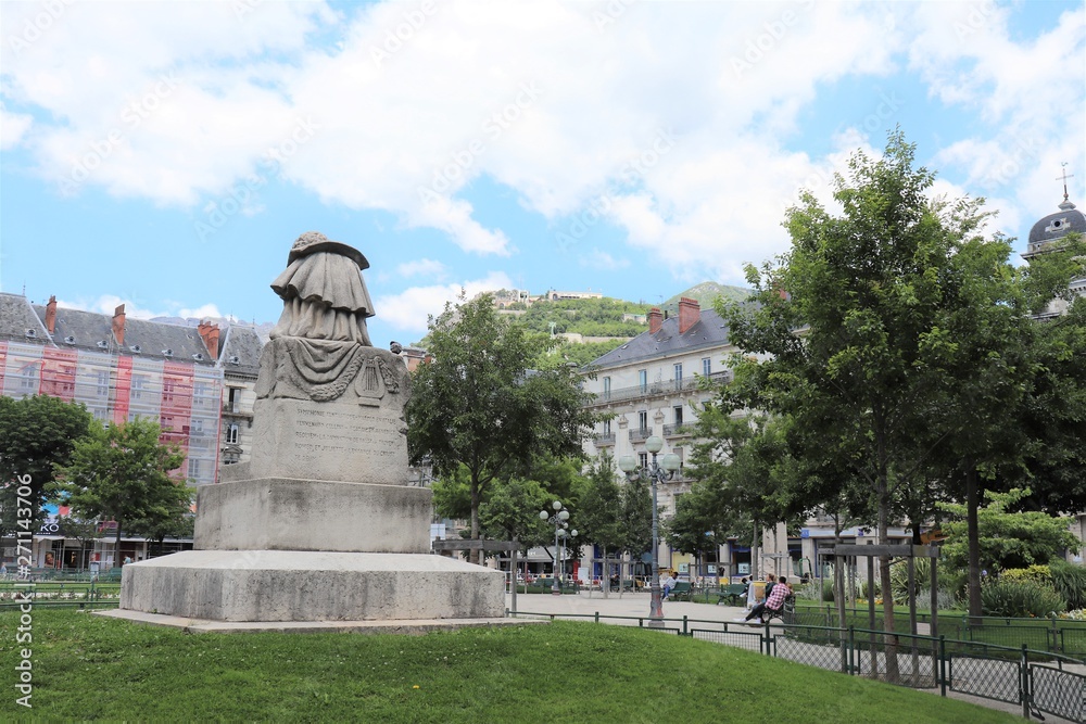 La Place Victor Hugo et la statue du musicien Hector Berlioz dans la ville de Grenoble, département de l'Isère