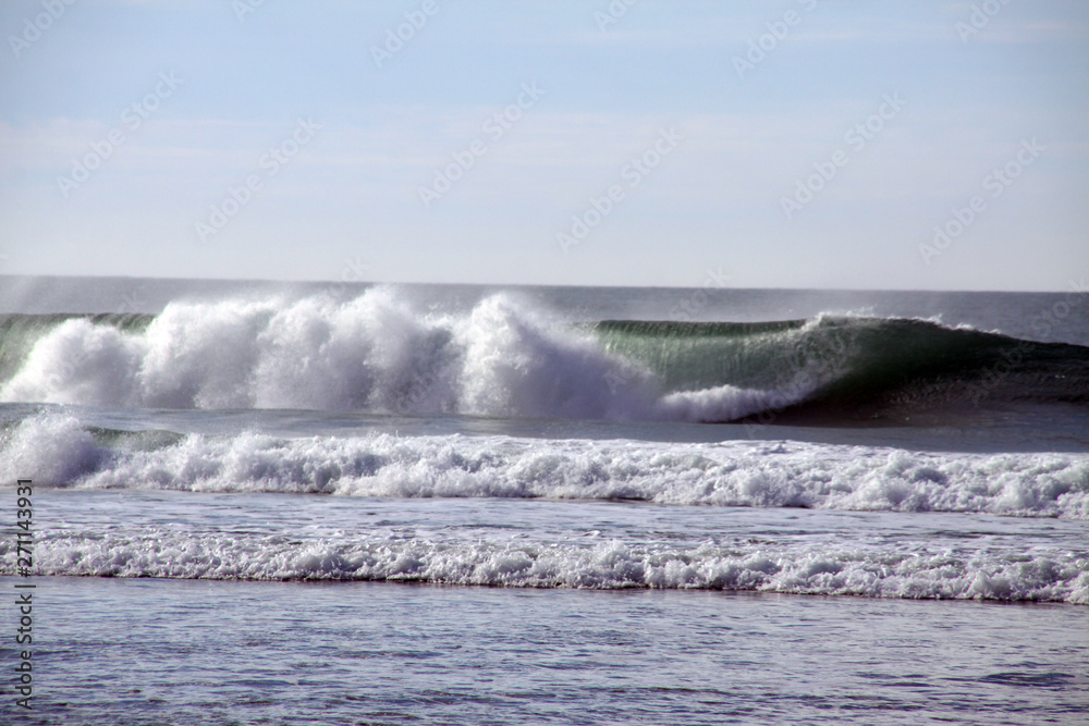 Naklejka premium wave on beach