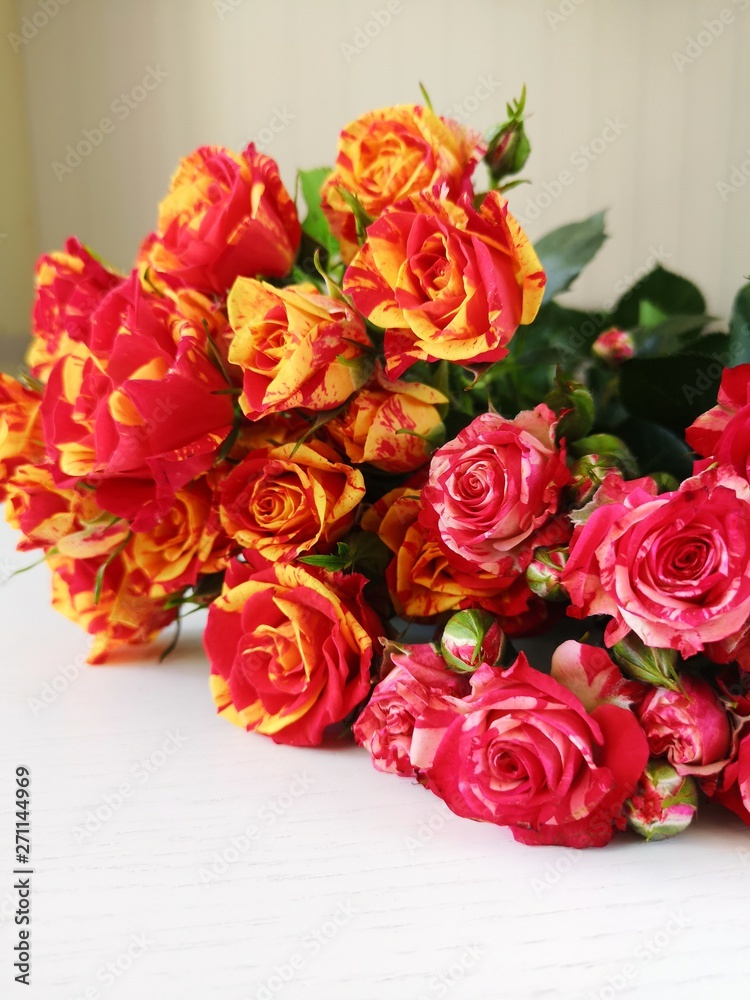 Naklejka premium bouquet of red roses on white background