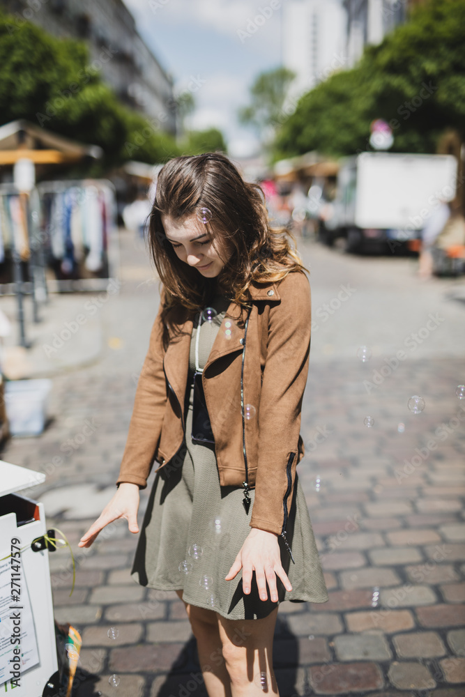 Fototapeta premium Girl playing around a town called berln