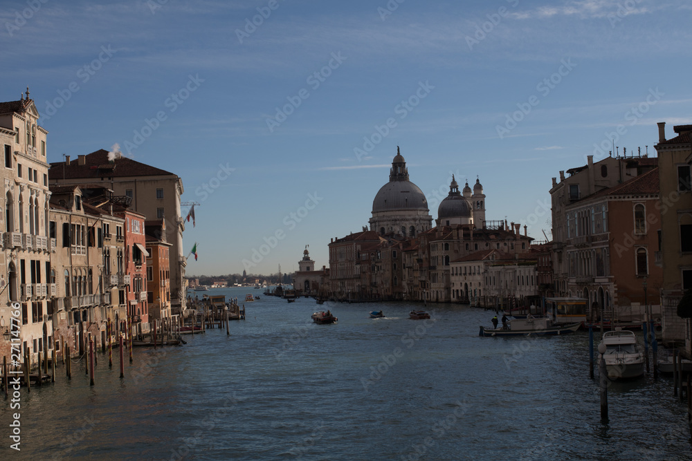 Großer Kanal in Venedig mit Basilika Santa Maria della Salute Wassertaxis Gondeln Boten in Venedig