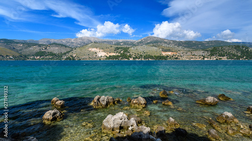 plaża ze skałami wystającymi z wody. Kefalonia. Grecja