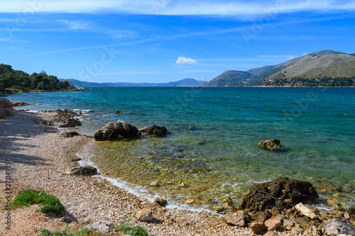skały, plaża i fale. Kefalonia, Grecja