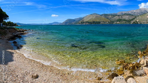 kamienna plaża w zatoczce z górami w tle