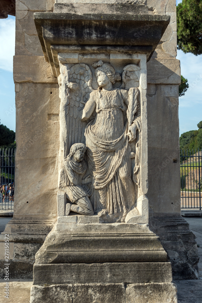 Obraz premium Arch of Constantine near Colosseum in city of Rome, Italy