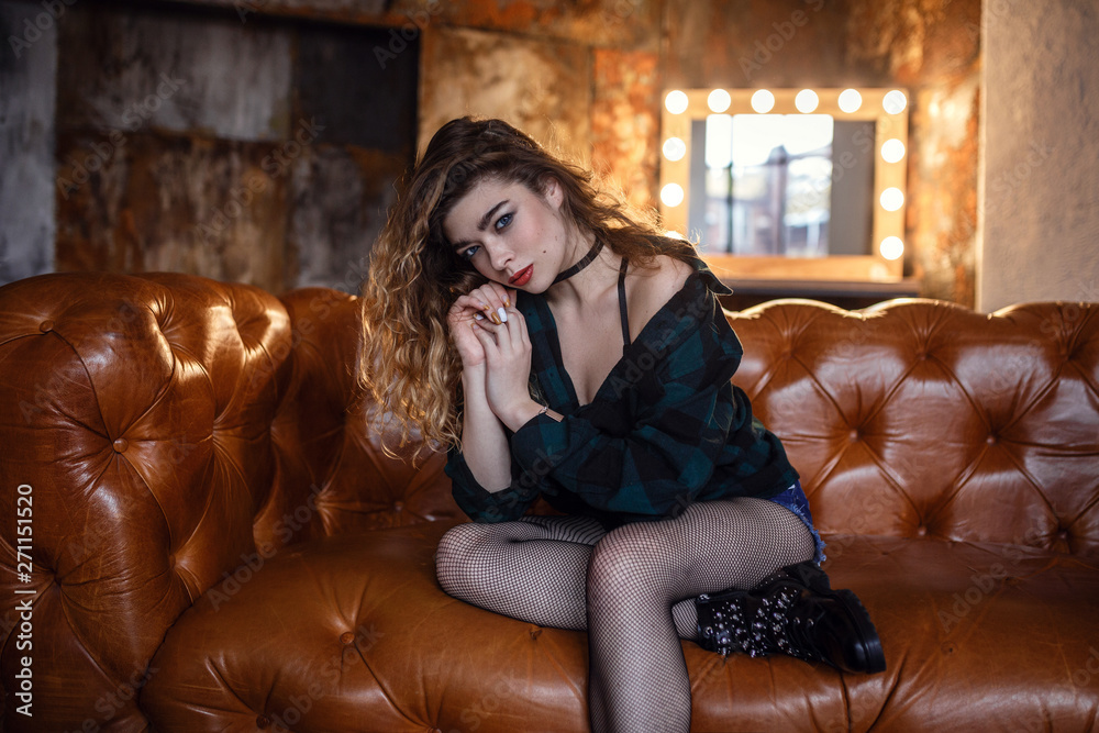 Obraz premium The girl is posing in grunge studio,