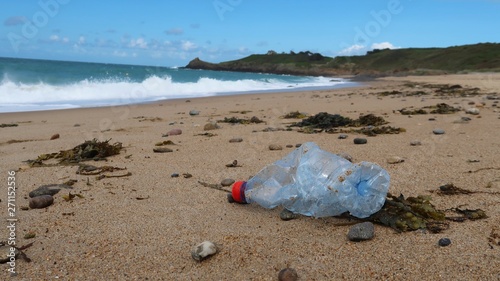 Pollution, bouteille en plastique sur une plage