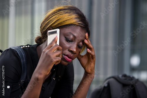 Foto Close up young woman talking on the phone