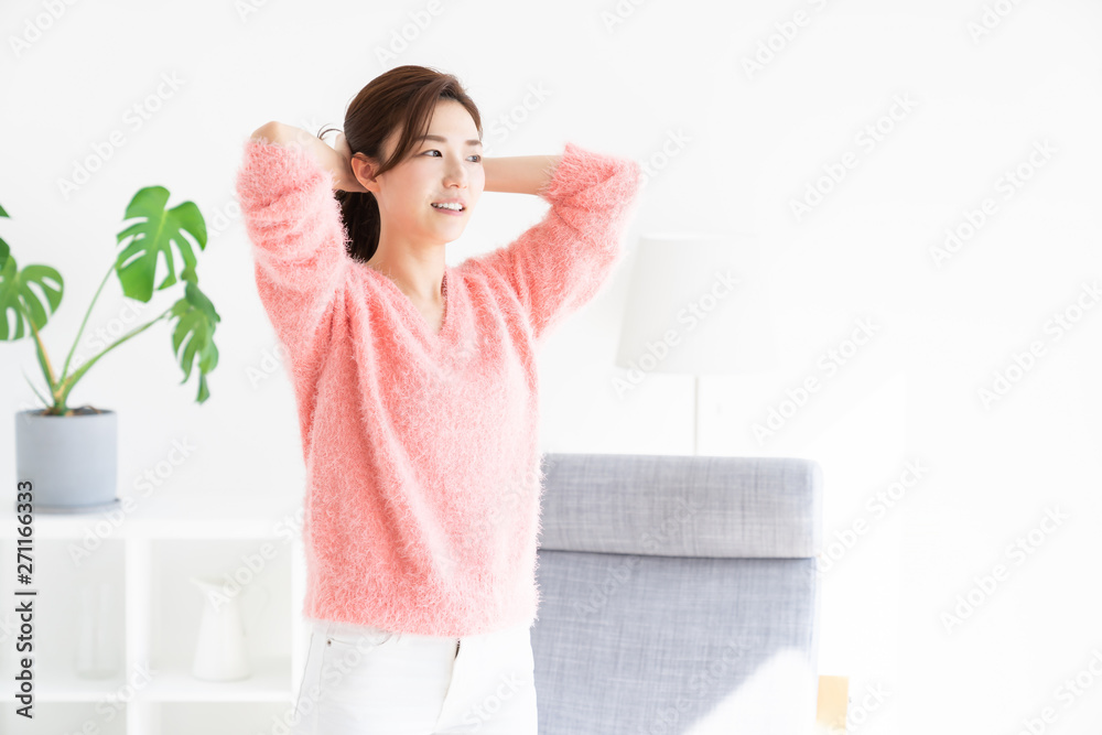 リラックスする女性 髪を結ぶ リラックスする女性 髪を結ぶ