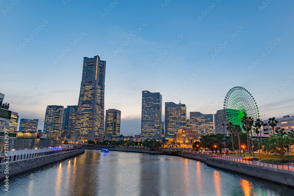 横浜みなとみらいの夕景