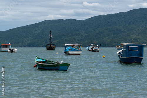 pequeños bote en la costa de Brasil  © Marcelo