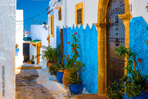 Foto Blue and White Street in the Kasbah des Oudaias in Rabat Morocco