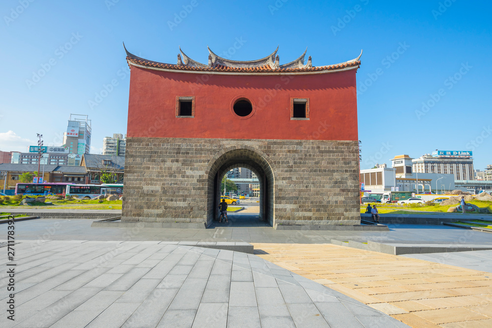 Obraz premium People walking around The North Gate(Beimen) in Taipei, Taiwan