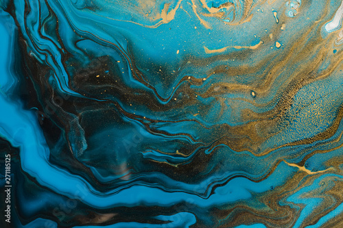 Płyn akrylowy Art. Niebieskie fale akwamarynu i inkluzja złota. Streszczenie tło marmur lub tekstura