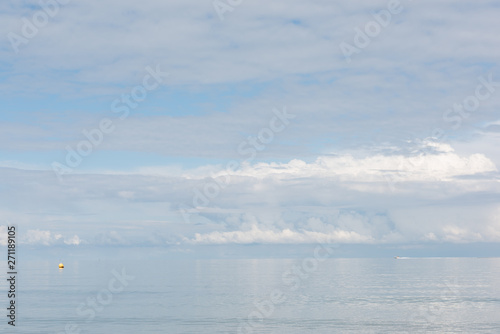 paysage de bord de mer sous le soleil